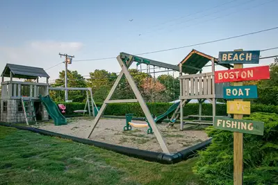 Image de Mashnee: Beach Steps, Spacious Yard
