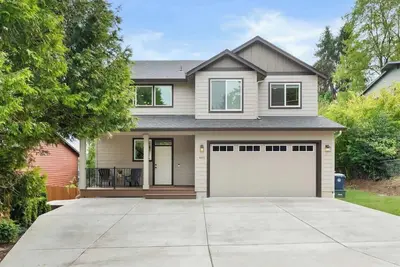 Image de 5 Bedroom Home w/Guest Suite & Private Sauna