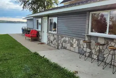 Image de Stay for a while & live the lake front life-style! \n