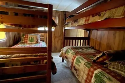 Image de Backwoods Hideaway. \nIts Fo-Rest, Relaxation, & Smore