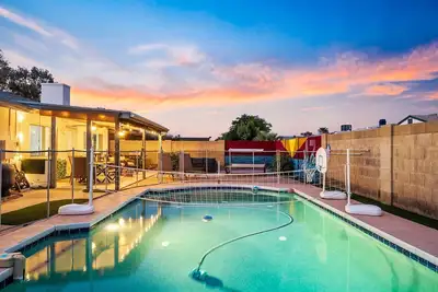 Image de Glendale Retreat: Heated Pool, Golf, Gameroom, Bar