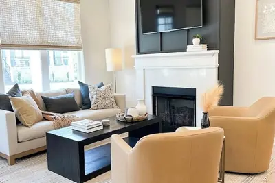 Image de Gather, relax, and create memories. Less than 1 mile to The Square.