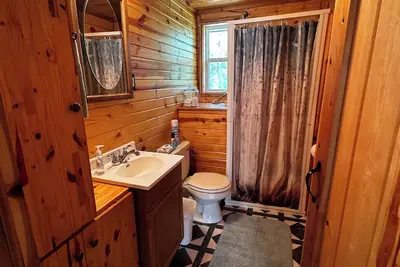 Image de Cute cabin on Big Pine Lake with a large fenced yard and lake access