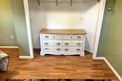 Image de 3-Br Gem over Irish Pub