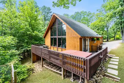 Image de Quaint Loft Cabin w/Hot Tub, FirePit, Deck & Grill