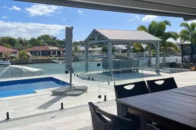 Image de Relax Poolside by the Canal