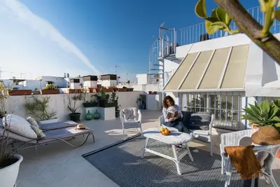 Image de Duplex moderne avec terrasse près de la cathédrale, climatisation, Wi-Fi et animaux admis