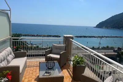 Image de Penthouse between sky and sea 010037-Lt-0628