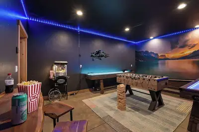 Image de Lux Gnp Retreat with Hot Tub and Game Room