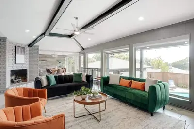 Image de The Alamo Abode - Lake View, Pool, Newly Renovated