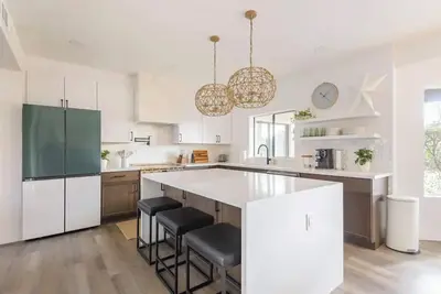 Image de Bright, Modern Arizona Retreat with Gorgeous, Oversized Pool.