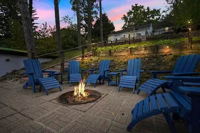 Image de Lake Front Cottage with Amazing Firepit, Private Dock, Sleeps 6-8