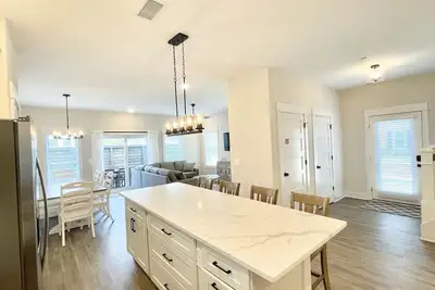 Image de Enjoy The Ocean Breeze just Steps from the Beach!