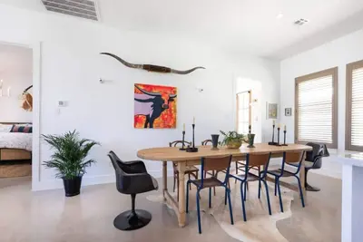 Image de New urban cottage, The Vine & Round Top!