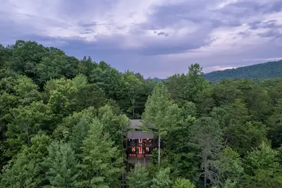 Image de 2 Decks + Mountain Views + 2 Kings + Hot Tub + Bbq + Foosball + Retro Arcades