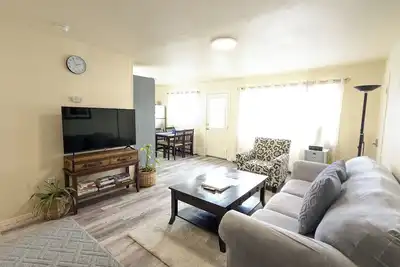 Image de Minutes from the Airport. Free WiFi & parking! Onsite laundromat & food market.