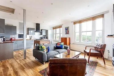 Image de Contemporary Open Plan Penthouse