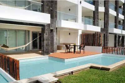 Image de Beachfront Bliss:  2br Beach Haven w/ Private Pool