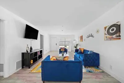 Image de Houston's Downtown Heartbeat: Modern Family Retreat\n