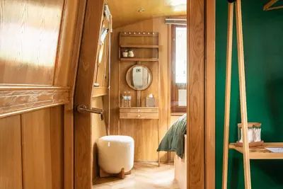Image de 4* Luxury floating wide beam houseboat moored in Edinburgh city center.