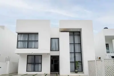 Image de New, Luxurious 3-bedroom House 7-mins from Airport