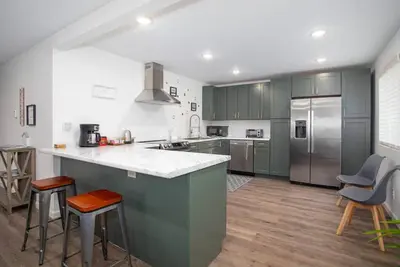 Image de Stylish Modern and Convenient Suite with All The Amenities