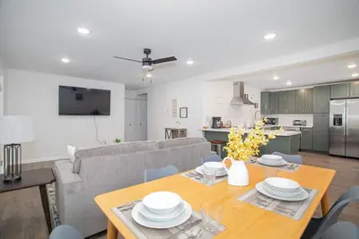 Image de 3b2b newly remodeled modern Fairbanks house close to everything