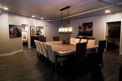 Image de Boutique hotel in historic downtown Seneca. Room #2 Owners Suite. Q/K combo.