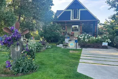 Image de Creekside setting right near downtown and Bogert Park