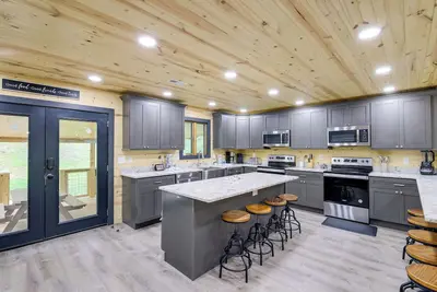 Image de Hot Tub + Game Room: Seiverville Group Getaway
