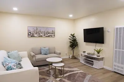 Image de Newly renovated 2b/1b in Downtown