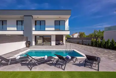 Image de Superbe maison à Nin avec sauna