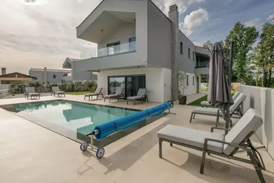 Image de Luxurious home in Rebici