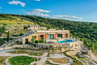 Villa Dol Hills Estate
