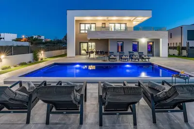 Image de Superbe maison à Nin avec vue sur la.