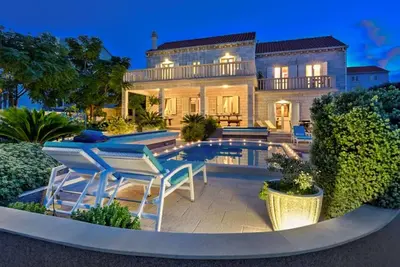 Image de Maison confortable de 6 chambres à.