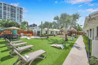 Image de Freedom House • Urban Oasis • Eclectic Retreat • Fort Lauderdale Fl • Sleeps 25!