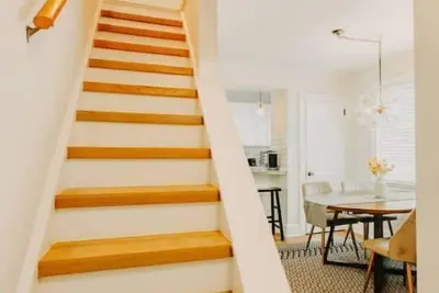 Image de Private Upper Level with Uptown Charm in South End