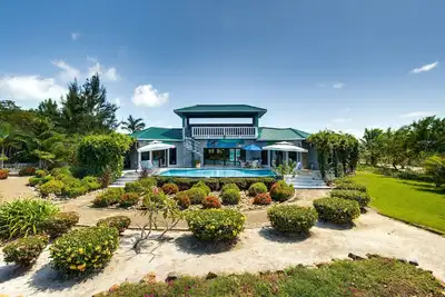 Lagoonfront 3br with Pool & Rooftop Sunset Views