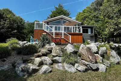 Image de The Ball Cottage - Beautiful Lakefront Hideaway on Bull Lake!