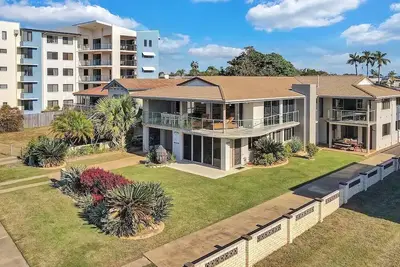 Image de Executive Styled One bedroom ground floor apartment right on Bargara Esplanade