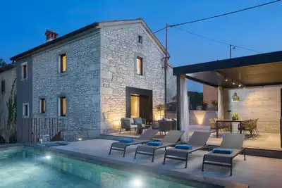 Maison confortable à Labin avec WiFi