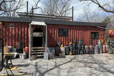 Image de Spaceship Cabin with rooftop deck.