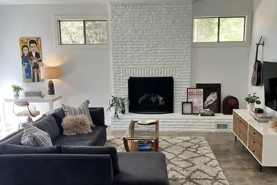 Image de Mid-century retreat, less than a mile from Vaught-Hemingway and the Grove.