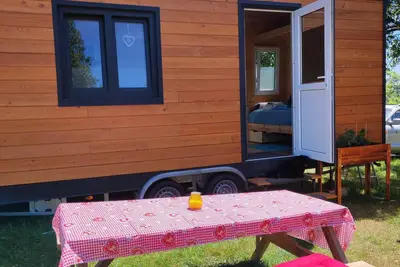 Image de Maison d'hôtes \"Mobile Tinyhouse By Wolfsberger\" avec vue sur la montagne, jardin partagé et Wi-Fi