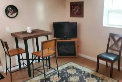 Image de Private entrance to this cozy first floor apartment in house. Close to transit.