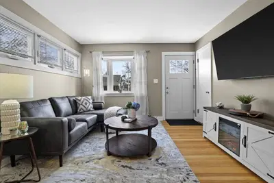 Image de Comfortable & Charming 4br, near Stadium & Zoo!