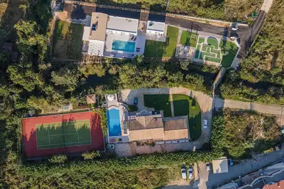 Image de 2 Adjacent Villas With Tennis, Mini Golf, Large Pool, Jacuzzi, Pool Table & More