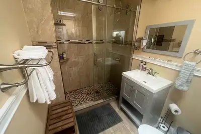 Image de Comfy, family sized home, 10 minutes from the airport. Dog & 420 friendly.