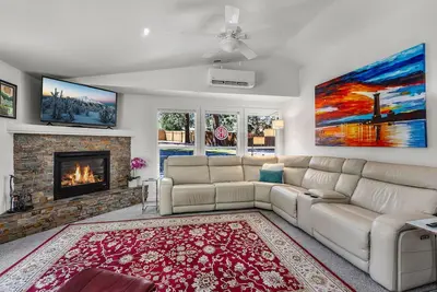 Image de New Listing! Bend Home ~ Hot Tub ~ Dog Friendly